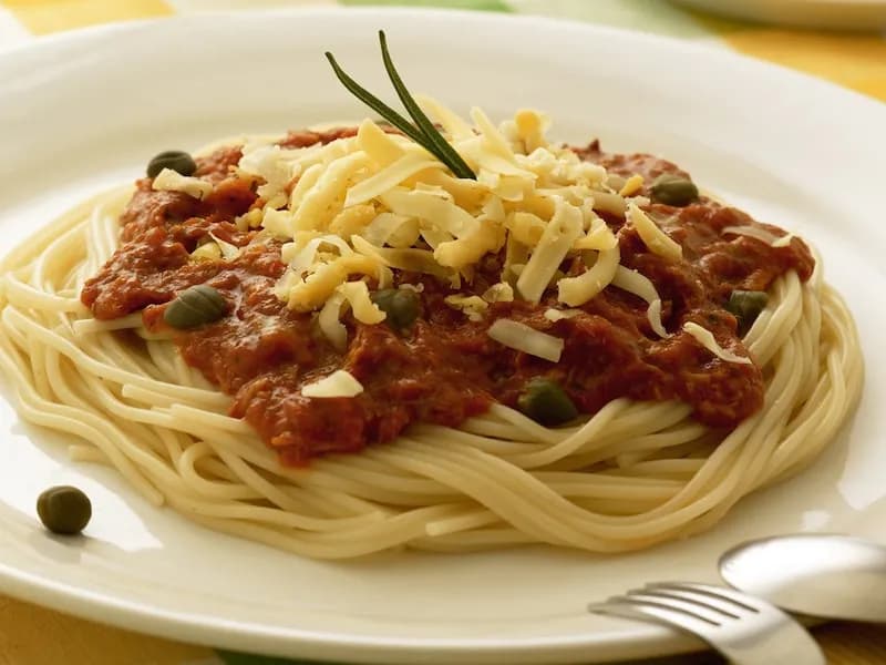 Spaghetti z tuńczykiem i kaparami: idealny obiad w 15 minut!