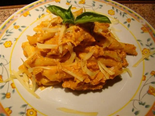 Penne z sosem serowym: Kremowy przepis na obiad w 20 minut!