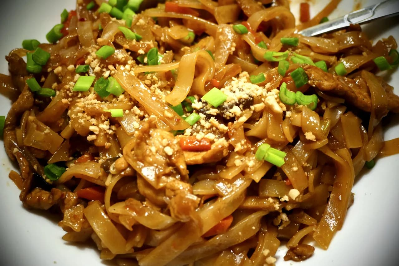 Makaron ryżowy: Jak gotować i 15+ przepisów na szybkie dania