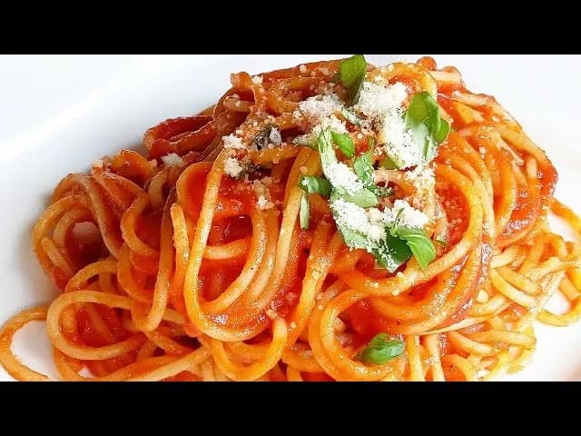 Szybkie spaghetti z passaty: przepis i triki na idealny sos