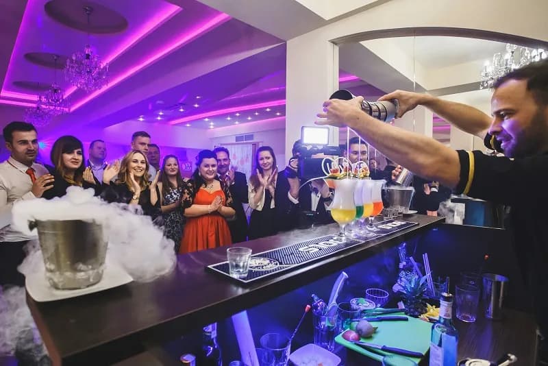 Barman na wesele: Ile kosztuje i jak zmaksymalizować zarobki?