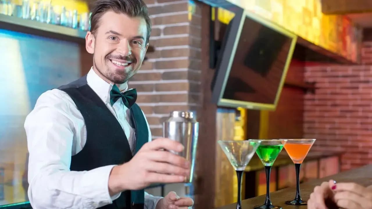 Zarobki barmana w hotelu: Od 4500 zł do... Zobacz, ile!