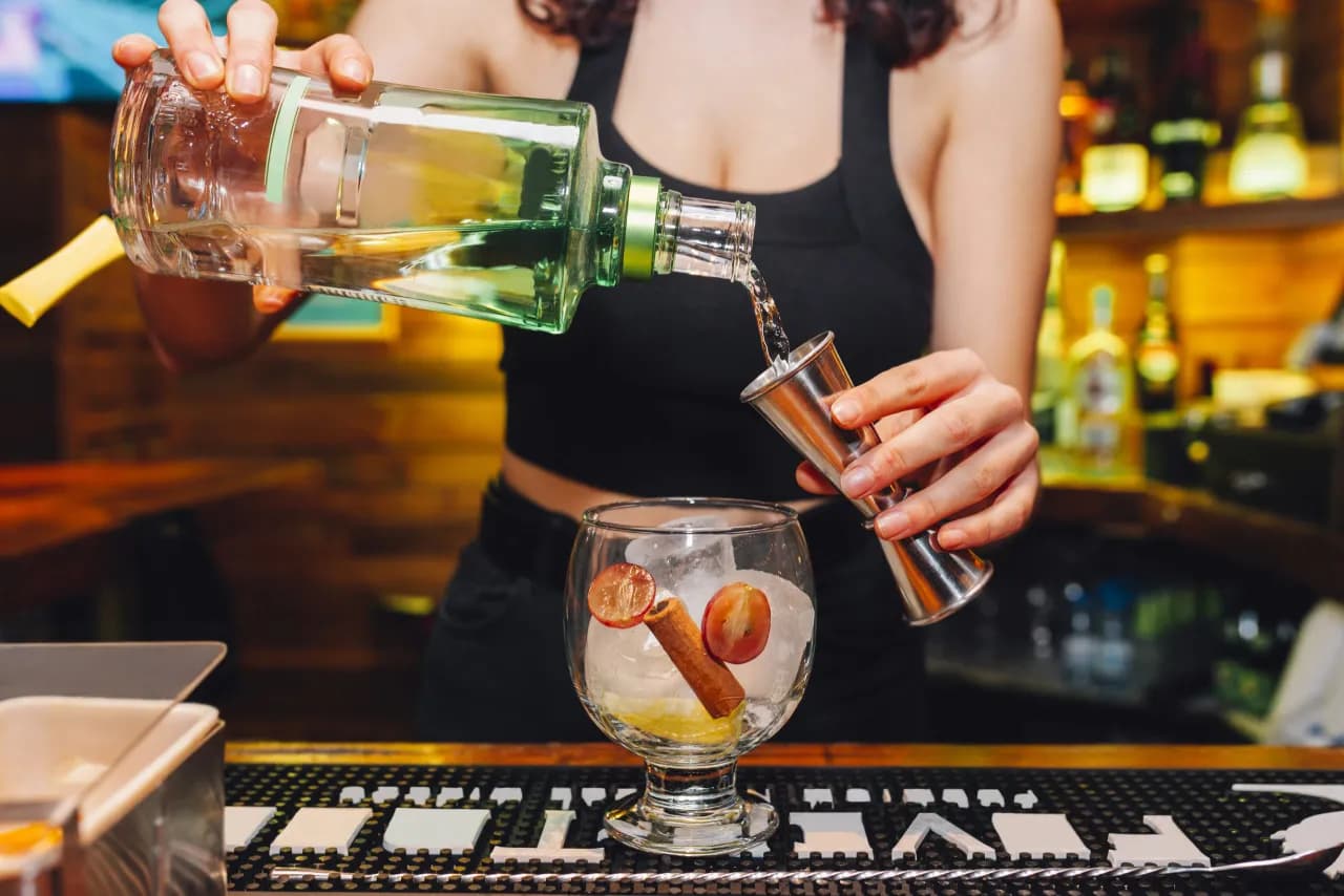 Barman: Więcej niż drinki! Obowiązki, kariera, zarobki