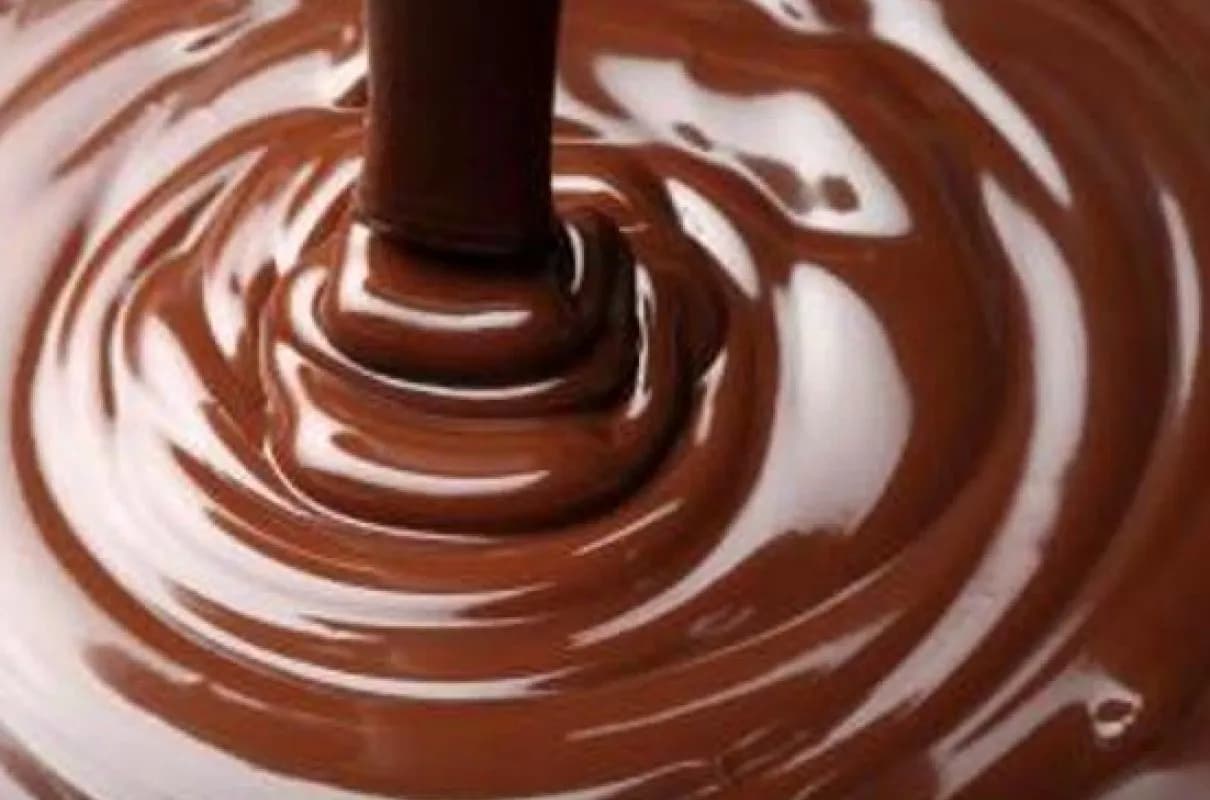 Idealna polewa czekoladowa: przepisy, triki i ratunek!
