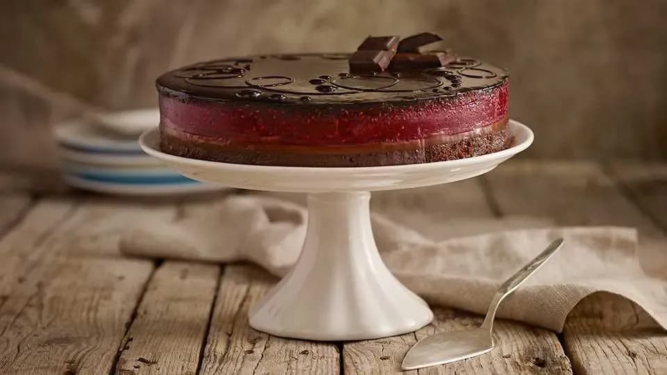 Ozdób tort czekoladowy jak mistrz! Proste triki i efektowne polewy