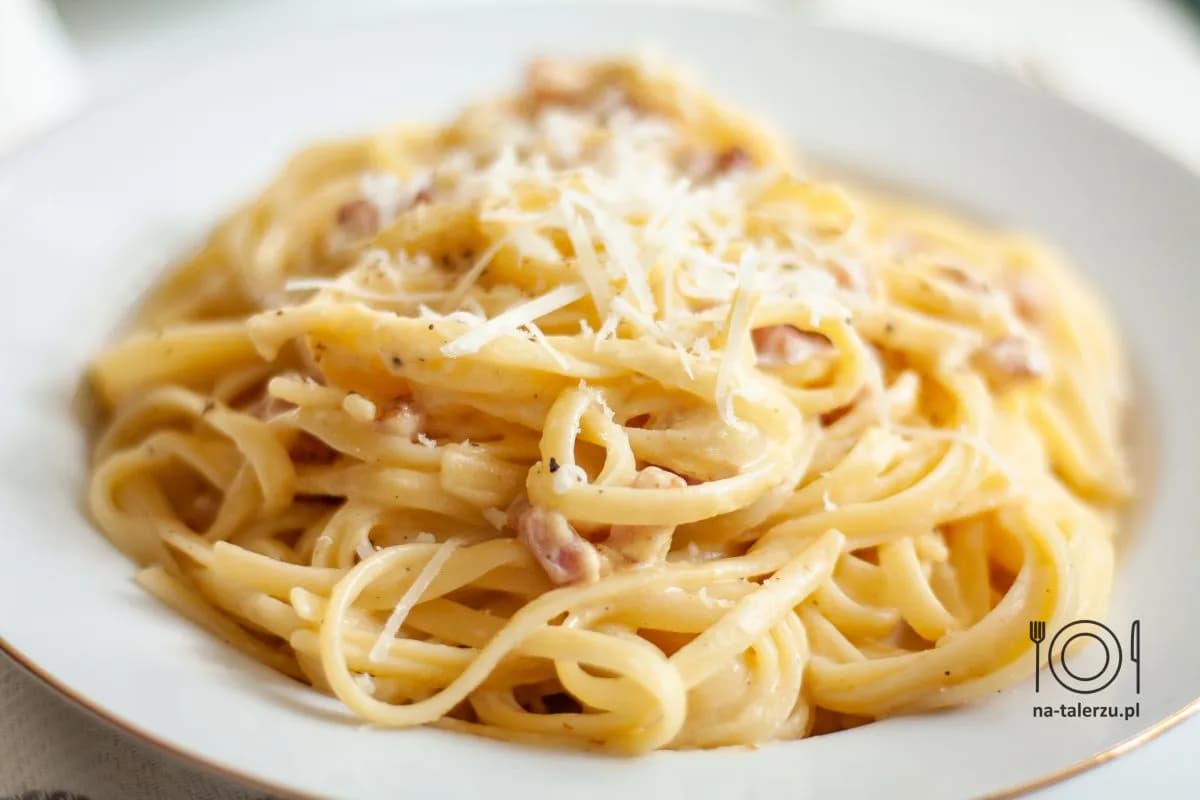 Idealna Carbonara ze Śmietaną: Sekret kremowego sosu krok po kroku