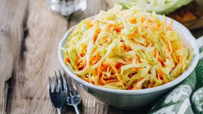 Sekret surówki z białej kapusty jak z restauracji? Mój przepis!