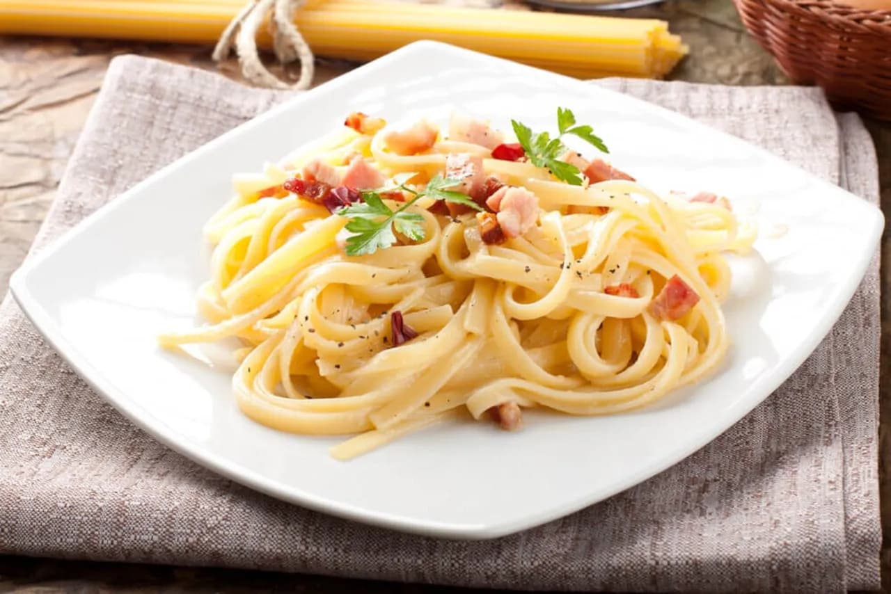 Penne Carbonara: Odkryj sekret kremowego sosu bez śmietany!